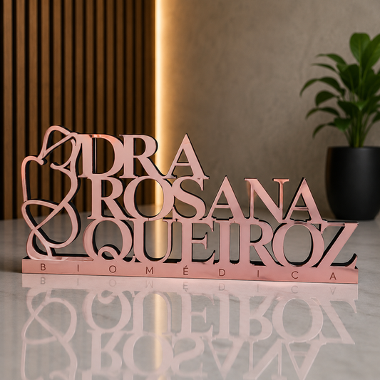 Destaque sua profissão com elegância e personalidade. O Letreiro de Mesa em Acrílico Personalizado para Biomedicina é ideal para consultórios, clínicas, laboratórios, recepções, escritórios e espaços profissionais.