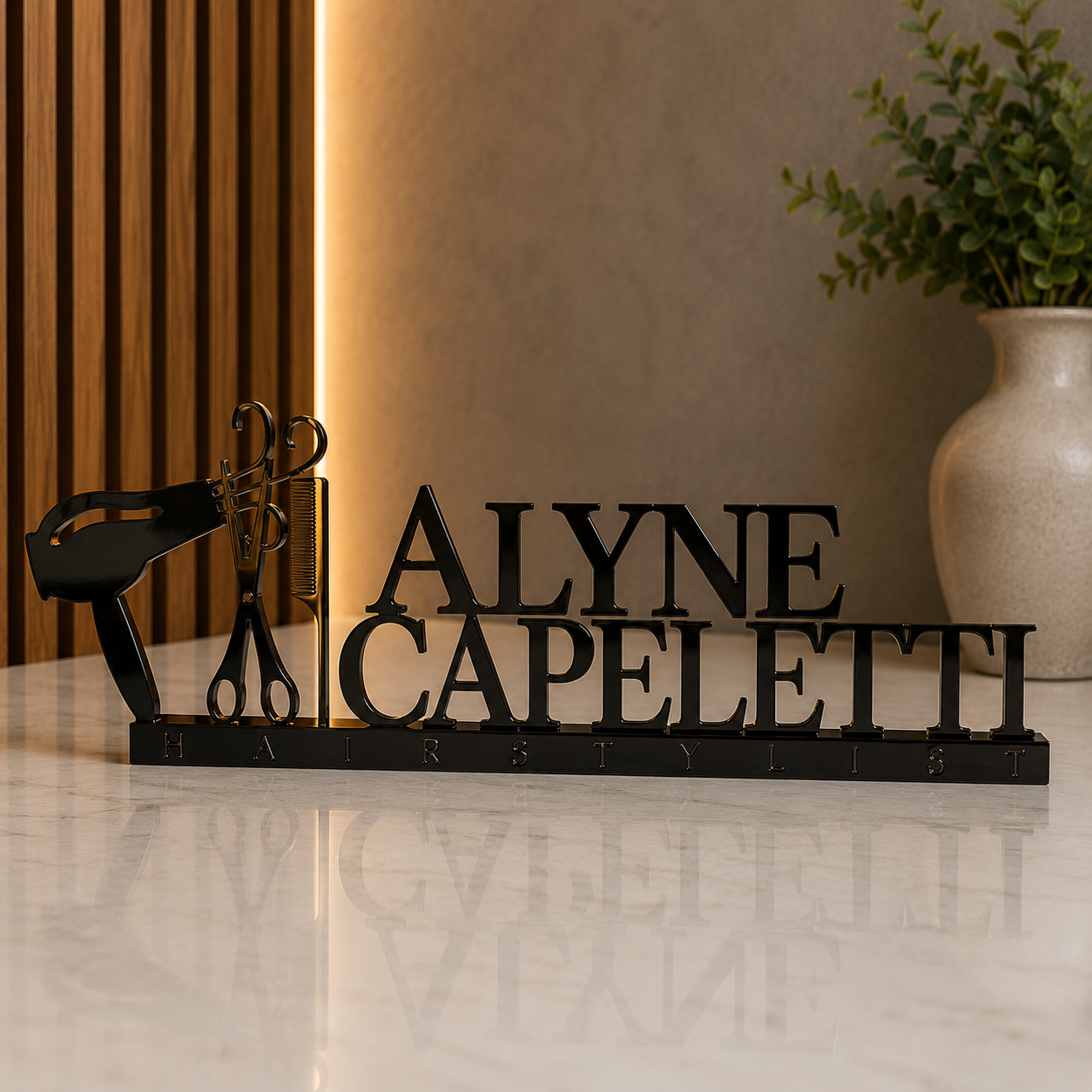 Destaque o seu salão com elegância e profissionalismo. O Letreiro de Mesa em Acrílico Personalizado é ideal para cabeleireiros, salões de beleza, barbearias e espaços de atendimento.