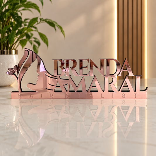 Destaque o seu salão com elegância e profissionalismo. O Letreiro de Mesa em Acrílico Personalizado é ideal para cabeleireiros, salões de beleza, barbearias e espaços de atendimento.