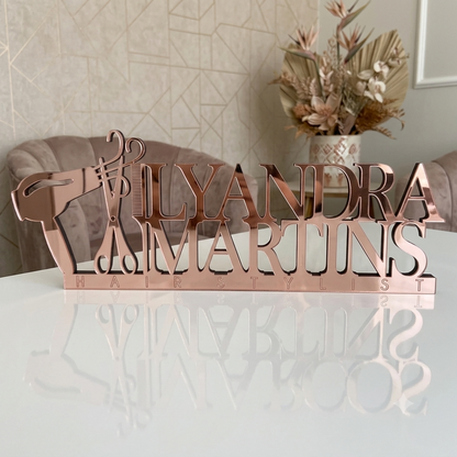 Destaque o seu salão com elegância e profissionalismo. O Letreiro de Mesa em Acrílico Personalizado é ideal para cabeleireiros, salões de beleza, barbearias e espaços de atendimento.