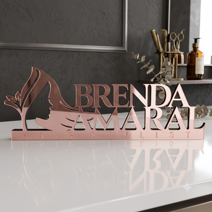 Destaque o seu salão com elegância e profissionalismo. O Letreiro de Mesa em Acrílico Personalizado é ideal para cabeleireiros, salões de beleza, barbearias e espaços de atendimento.