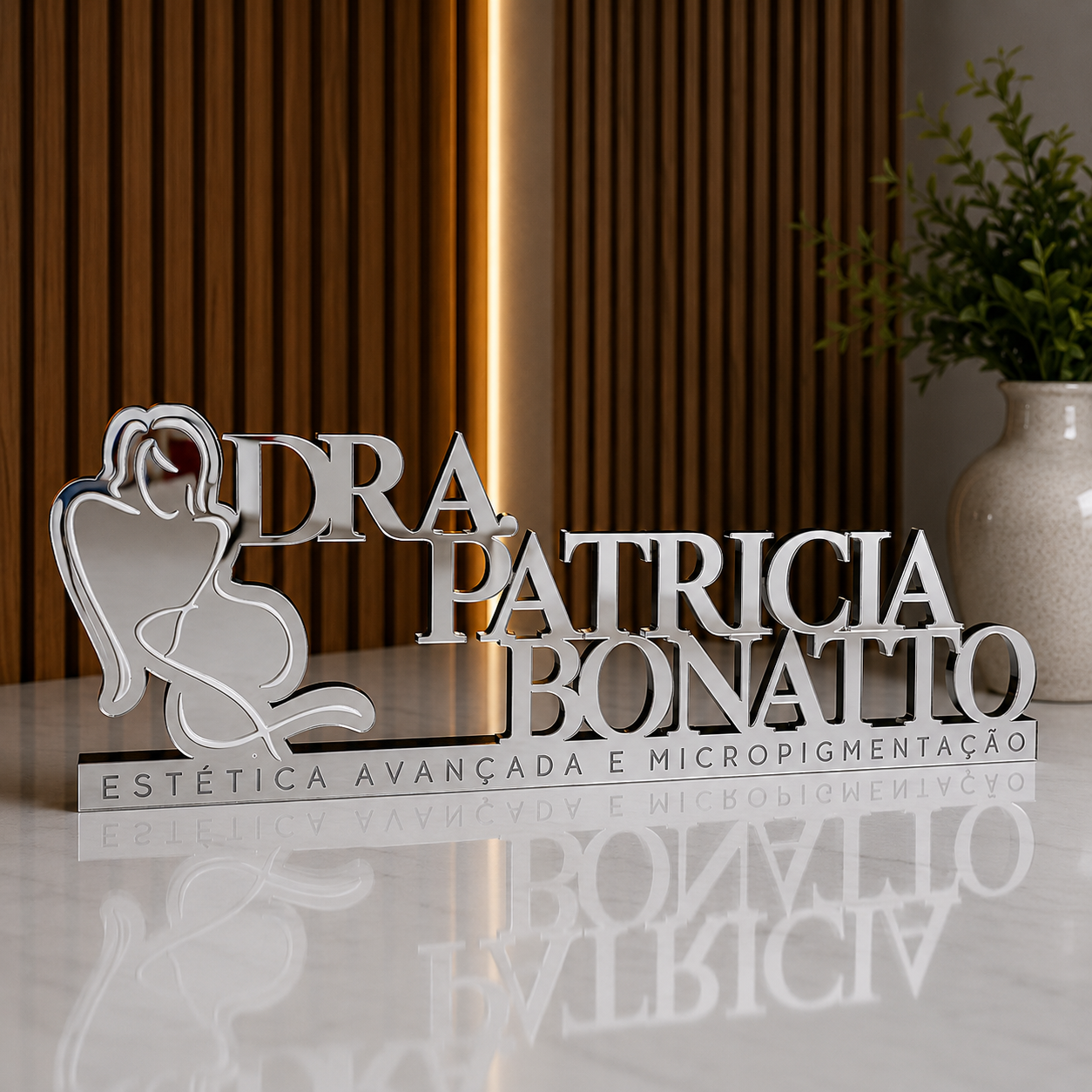 Letreiro de mesa em acrílico personalizado para clínicas de estética, salões e profissionais da beleza. Design sofisticado, corte a laser e produção sob medida.