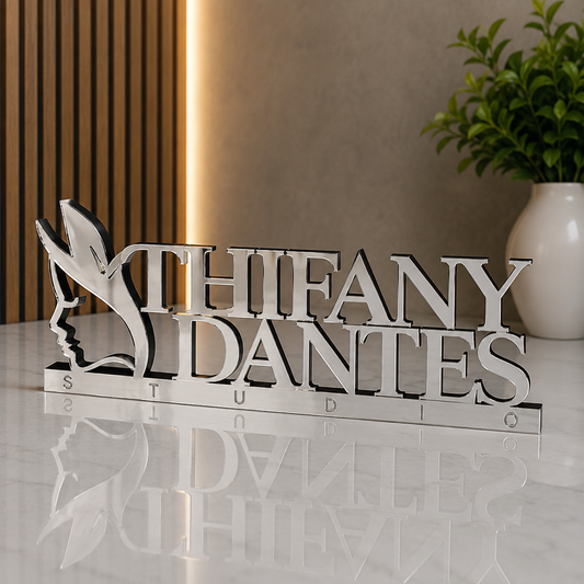 Letreiro de mesa em acrílico personalizado para clínicas de estética, salões e profissionais da beleza. Design sofisticado, corte a laser e produção sob medida.