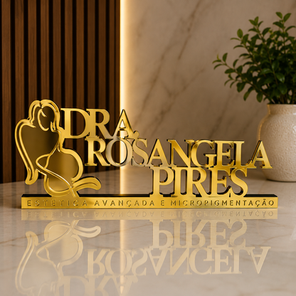 Letreiro de mesa em acrílico personalizado para clínicas de estética, salões e profissionais da beleza. Design sofisticado, corte a laser e produção sob medida.