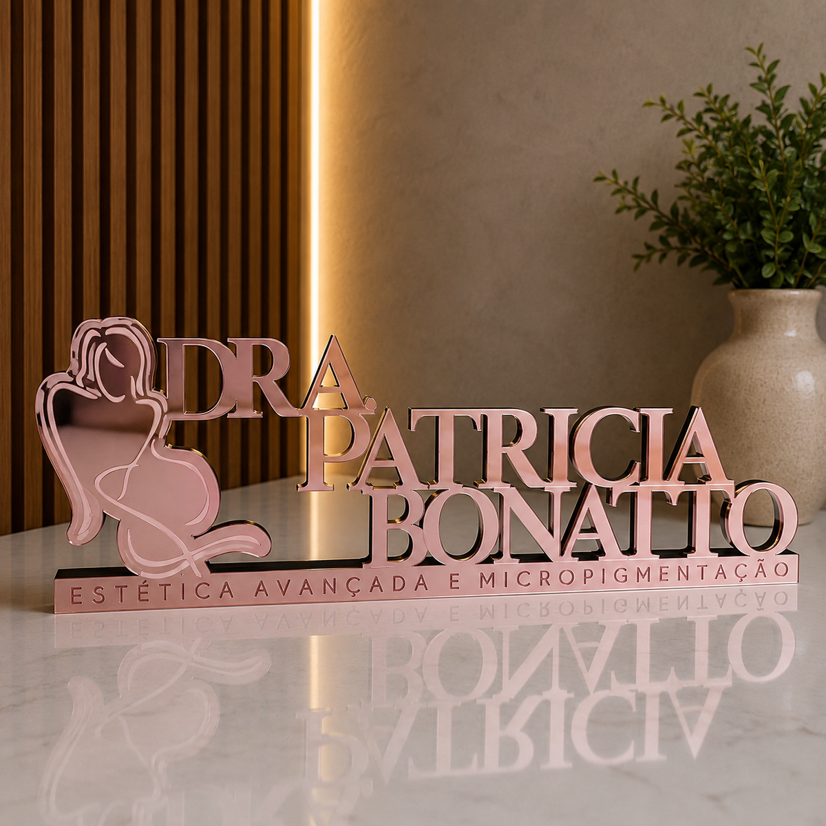 Letreiro de mesa em acrílico personalizado para clínicas de estética, salões e profissionais da beleza. Design sofisticado, corte a laser e produção sob medida.