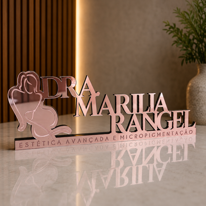 Letreiro de mesa em acrílico personalizado para clínicas de estética, salões e profissionais da beleza. Design sofisticado, corte a laser e produção sob medida.