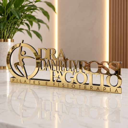 Letreiro de mesa em acrílico personalizado para fisioterapeutas e clínicas de fisioterapia. Ideal para recepções e consultórios. Produção com corte a laser.