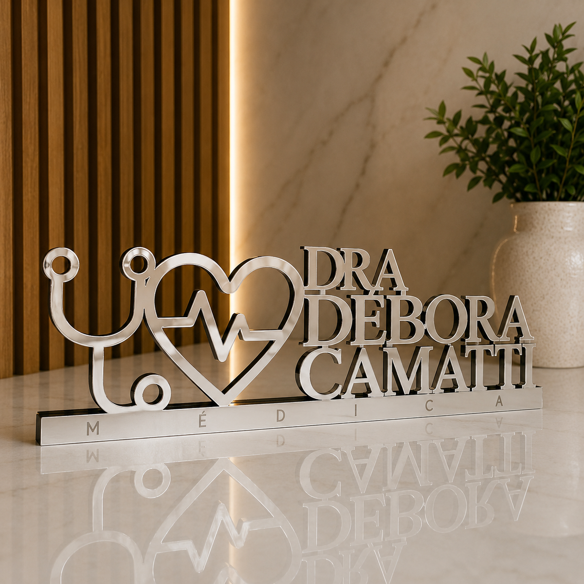 Letreiro de mesa em acrílico personalizado para médicos e consultórios. Ideal para nome e especialidade, com design sofisticado e corte a laser.