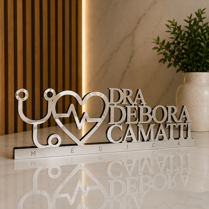 Letreiro de mesa em acrílico personalizado para médicos e consultórios. Ideal para nome e especialidade, com design sofisticado e corte a laser.