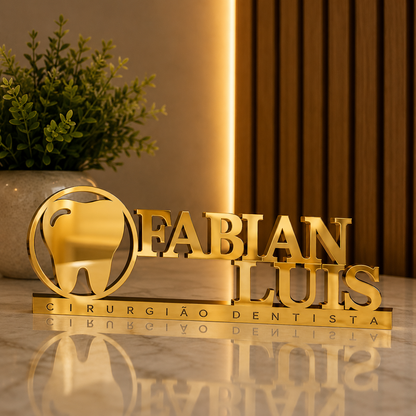 Letreiro de mesa em acrílico personalizado para dentistas e clínicas odontológicas. Ideal para recepção e consultório, com corte a laser e acabamento moderno.