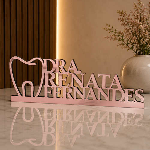 Letreiro de mesa em acrílico personalizado para dentistas e clínicas odontológicas. Ideal para recepção e consultório, com corte a laser e acabamento moderno.