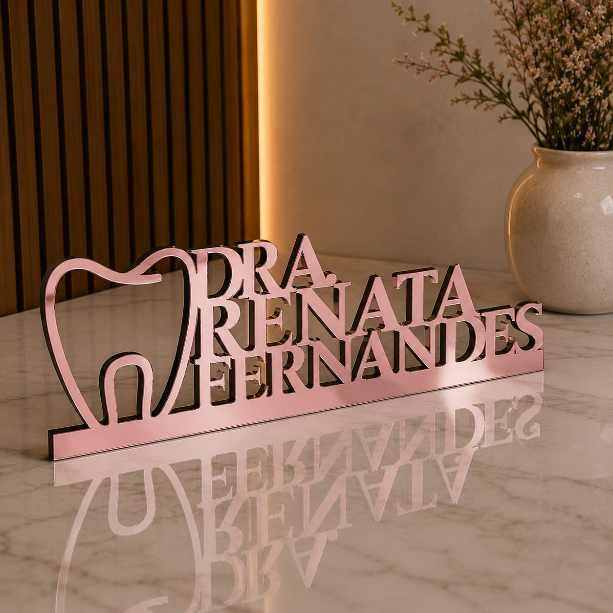 Letreiro de mesa em acrílico personalizado para dentistas e clínicas odontológicas. Ideal para recepção e consultório, com corte a laser e acabamento moderno.