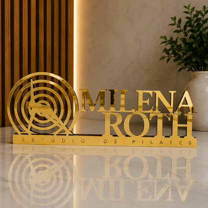 Letreiro de mesa para Pilates em acrílico personalizado com o nome ou logo do seu estúdio. Ideal para recepções e balcões. Design moderno e sofisticado.