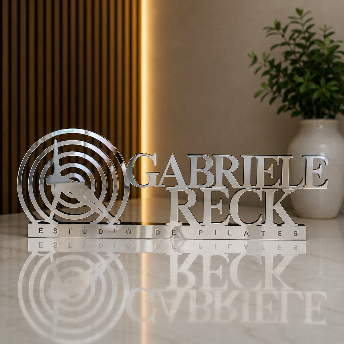 Letreiro de mesa para Pilates em acrílico personalizado com o nome ou logo do seu estúdio. Ideal para recepções e balcões. Design moderno e sofisticado.