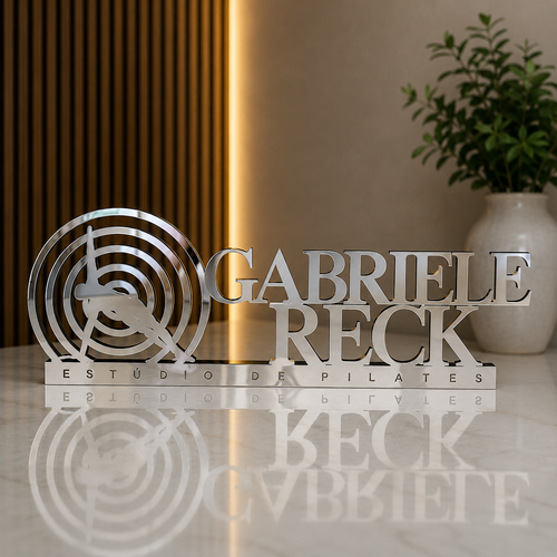 Letreiro de mesa para Pilates em acrílico personalizado com o nome ou logo do seu estúdio. Ideal para recepções e balcões. Design moderno e sofisticado.