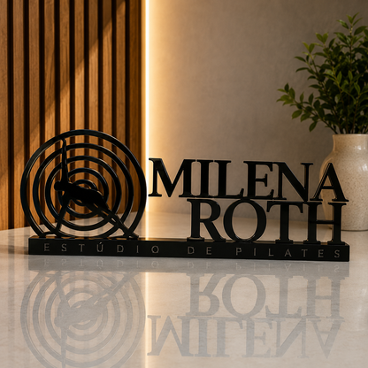 Letreiro de mesa para Pilates em acrílico personalizado com o nome ou logo do seu estúdio. Ideal para recepções e balcões. Design moderno e sofisticado.