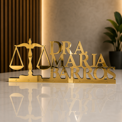 Letreiro de mesa em acrílico personalizado para advogados e escritórios de advocacia. Design elegante e profissional, produzido com corte a laser.