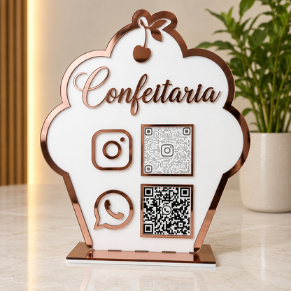 Placa Display 2 QR Code em acrílico Confeitaria, doceria personalizado com logotipo. Ideal para Pix, Instagram, WhatsApp, Wi-Fi, Google Avaliações e cardápios digitais. Compacta, moderna e produzida sob medida.