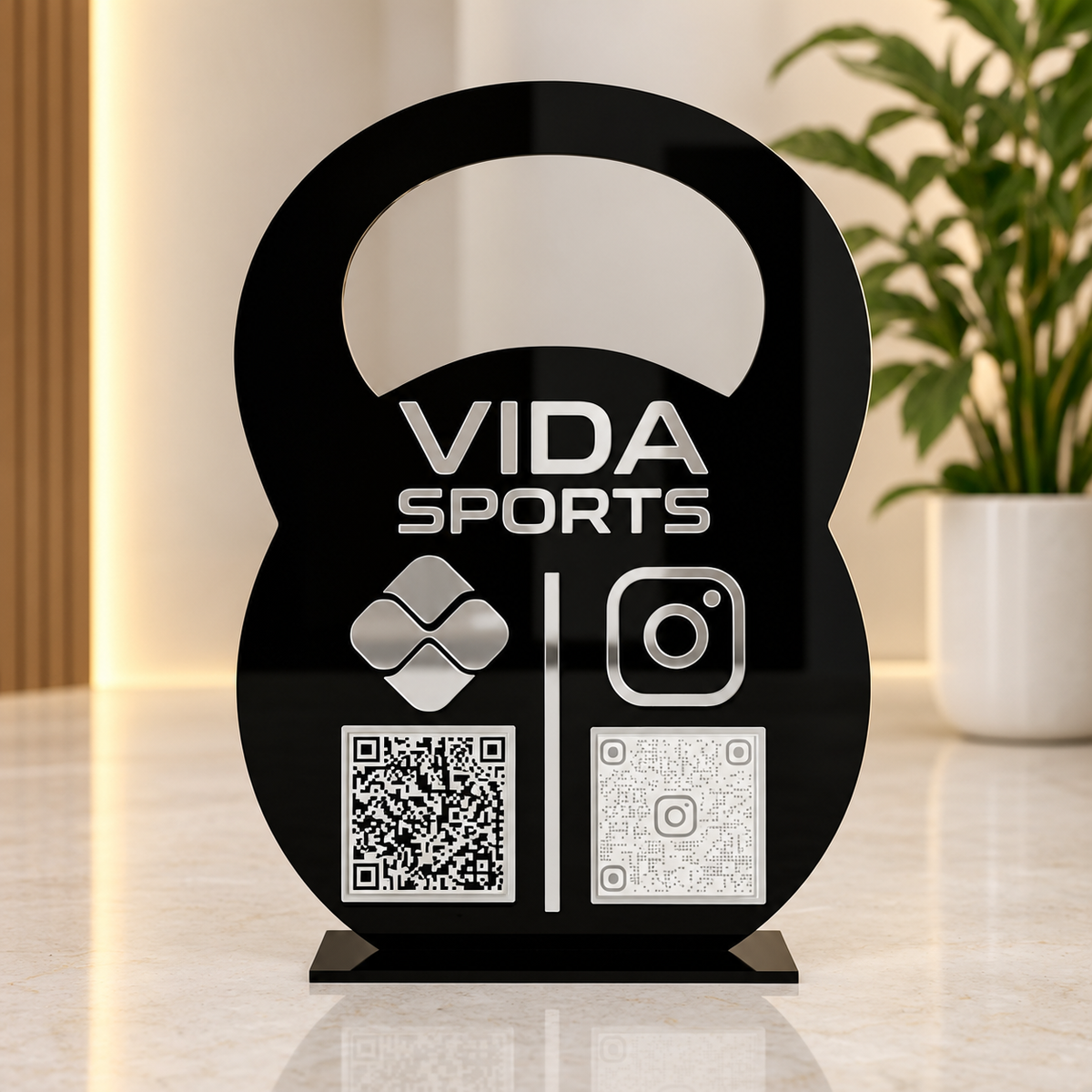 Placa Display 2 QR Code em acrílico musculação CrossFit personalizado com logotipo. Ideal para Pix, Instagram, WhatsApp, Wi-Fi, Google Avaliações e cardápios digitais. Compacta, moderna e produzida sob medida.