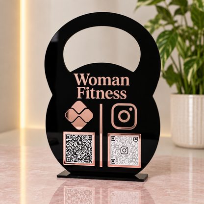 Placa Display 2 QR Code em acrílico musculação CrossFit personalizado com logotipo. Ideal para Pix, Instagram, WhatsApp, Wi-Fi, Google Avaliações e cardápios digitais. Compacta, moderna e produzida sob medida.
