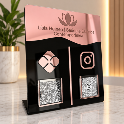 Placa Display 2 QR Code em acrílico gravação personalizada com logotipo. Ideal para Pix, Instagram, WhatsApp, Wi-Fi, Google Avaliações e cardápios digitais. Compacta, moderna e produzida sob medida.