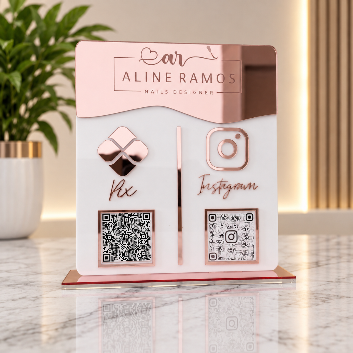 Placa Display 2 QR Code em acrílico gravação personalizada com logotipo. Ideal para Pix, Instagram, WhatsApp, Wi-Fi, Google Avaliações e cardápios digitais. Compacta, moderna e produzida sob medida.