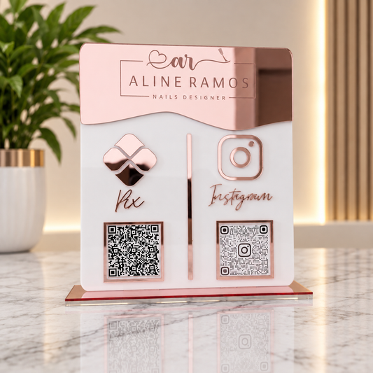 Placa Display 2 QR Code em acrílico gravação personalizada com logotipo. Ideal para Pix, Instagram, WhatsApp, Wi-Fi, Google Avaliações e cardápios digitais. Compacta, moderna e produzida sob medida.
