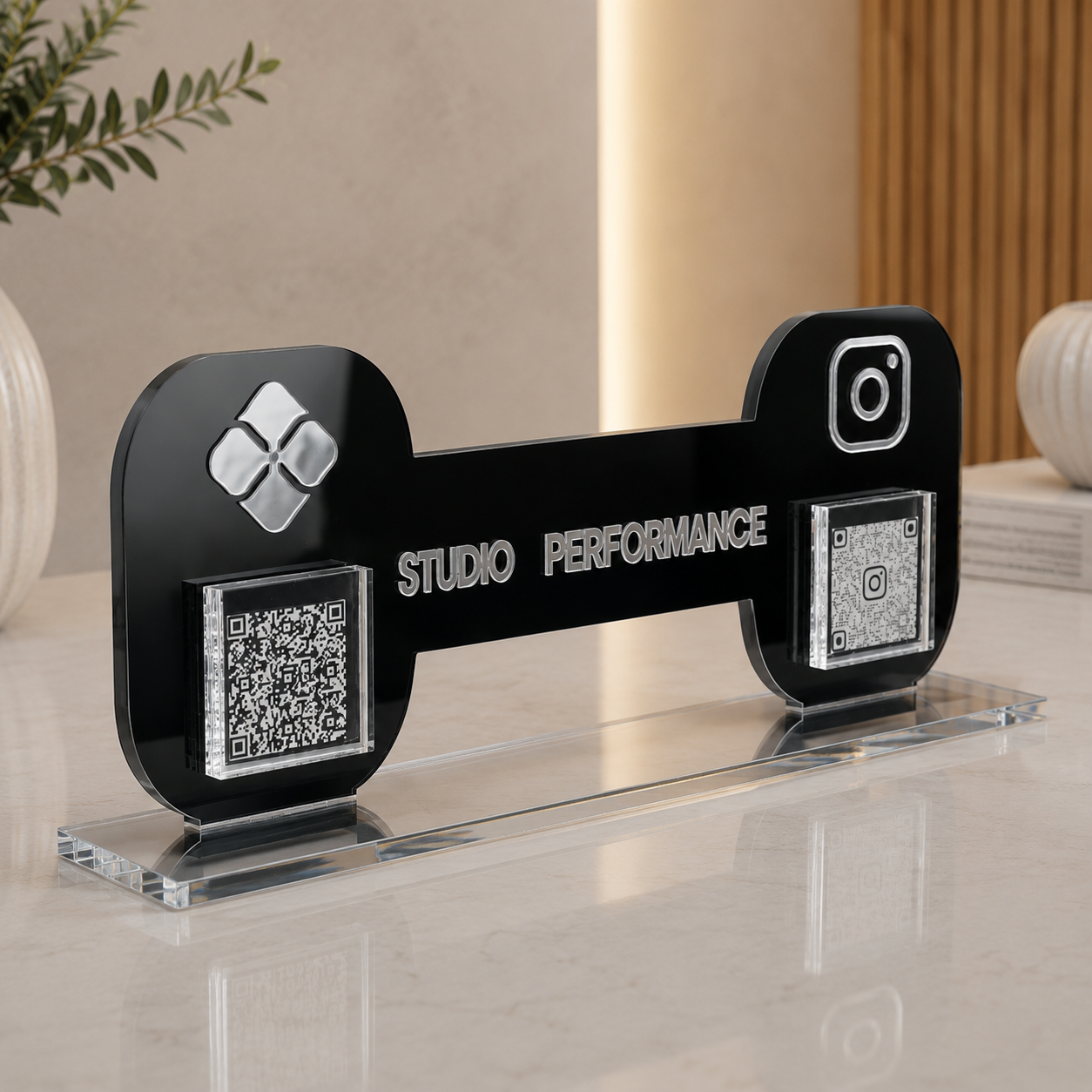 Placa Display 2 QR Code em acrílico musculação personalizado com logotipo. Ideal para Pix, Instagram, WhatsApp, Wi-Fi, Google Avaliações e cardápios digitais.