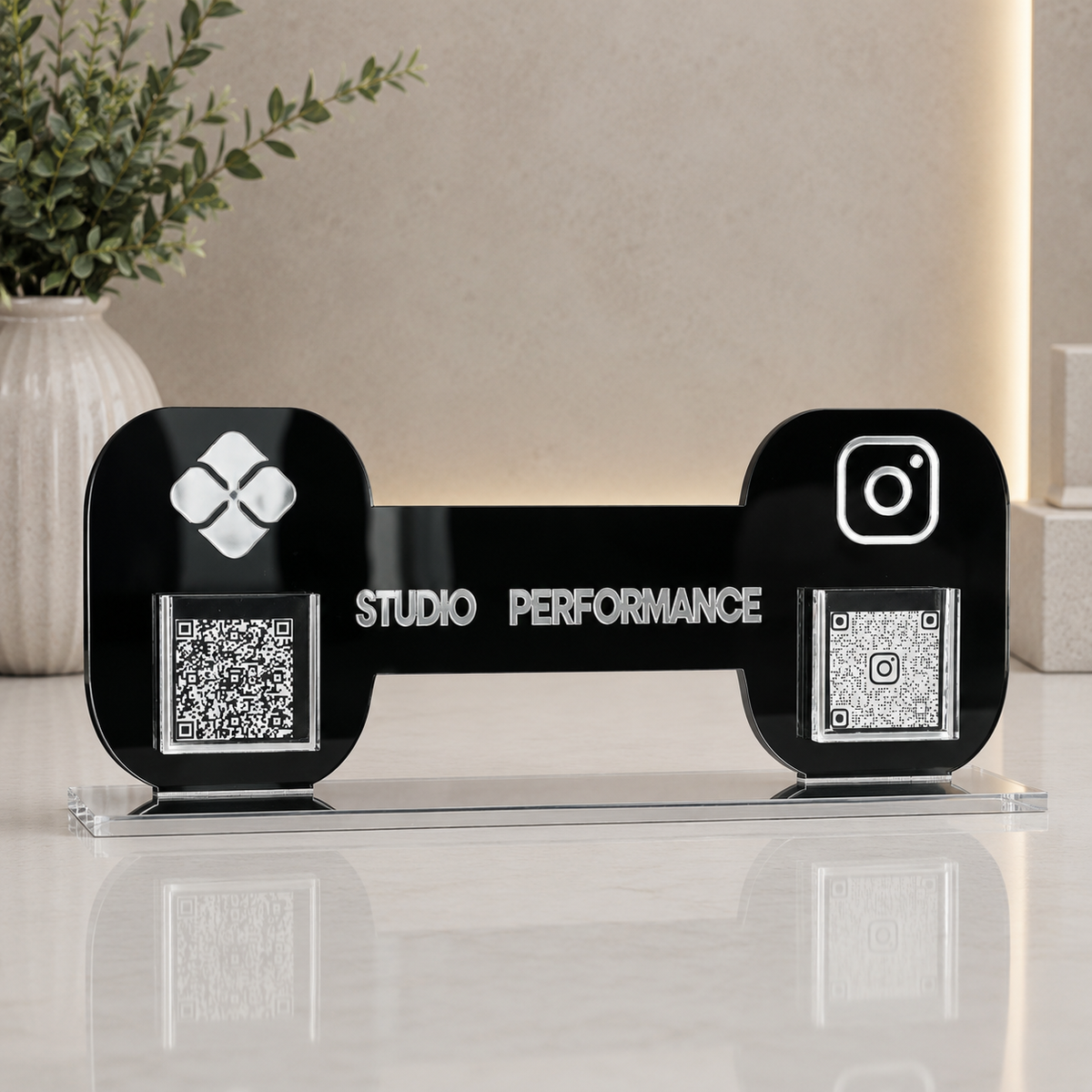 Placa Display 2 QR Code em acrílico musculação personalizado com logotipo. Ideal para Pix, Instagram, WhatsApp, Wi-Fi, Google Avaliações e cardápios digitais.