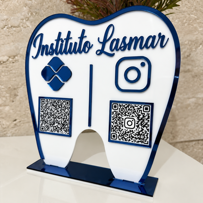 Placa Display 2 QR Code em acrílico Odontologia Dentista personalizado com logotipo. Ideal para Pix, Instagram, WhatsApp, Wi-Fi, Google Avaliações e cardápios digitais. Compacta, moderna e produzida sob medida.
