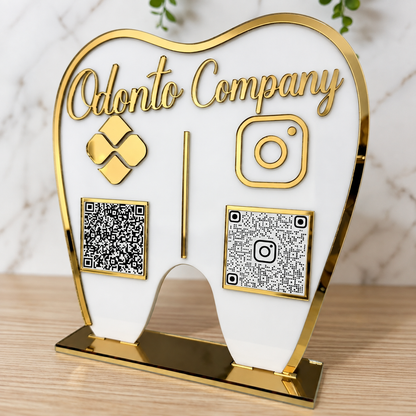 Placa Display 2 QR Code em acrílico Odontologia Dentista personalizado com logotipo. Ideal para Pix, Instagram, WhatsApp, Wi-Fi, Google Avaliações e cardápios digitais. Compacta, moderna e produzida sob medida.