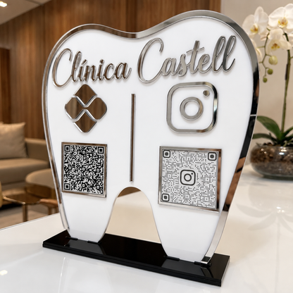 Placa Display 2 QR Code em acrílico Odontologia Dentista personalizado com logotipo. Ideal para Pix, Instagram, WhatsApp, Wi-Fi, Google Avaliações e cardápios digitais. Compacta, moderna e produzida sob medida.