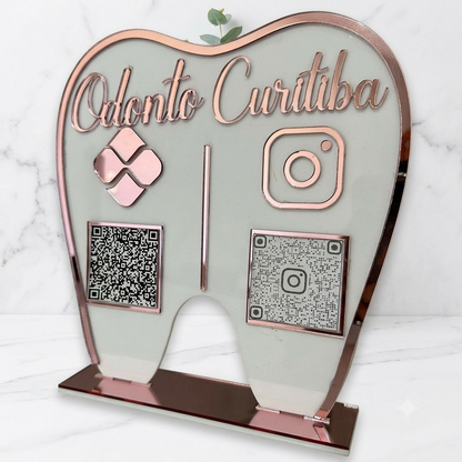 Placa Display 2 QR Code em acrílico Odontologia Dentista personalizado com logotipo. Ideal para Pix, Instagram, WhatsApp, Wi-Fi, Google Avaliações e cardápios digitais.