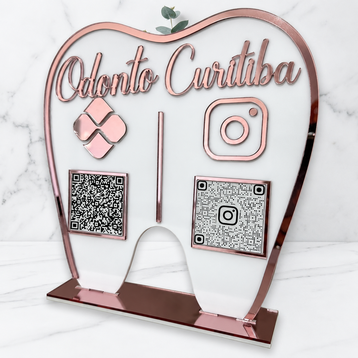 Placa Display 2 QR Code em acrílico Odontologia Dentista personalizado com logotipo. Ideal para Pix, Instagram, WhatsApp, Wi-Fi, Google Avaliações e cardápios digitais. Compacta, moderna e produzida sob medida.
