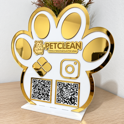 Placa Display 1 QR Code em acrílico veterinária Petshop personalizada com logotipo. Ideal para Pix, Instagram, WhatsApp, Wi-Fi, Google Avaliações e cardápios digitais. Compacta, moderna e produzida sob medida.
