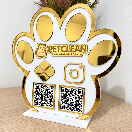 Placa Display 1 QR Code em acrílico veterinária Petshop personalizada com logotipo. Ideal para Pix, Instagram, WhatsApp, Wi-Fi, Google Avaliações e cardápios digitais. Compacta, moderna e produzida sob medida.