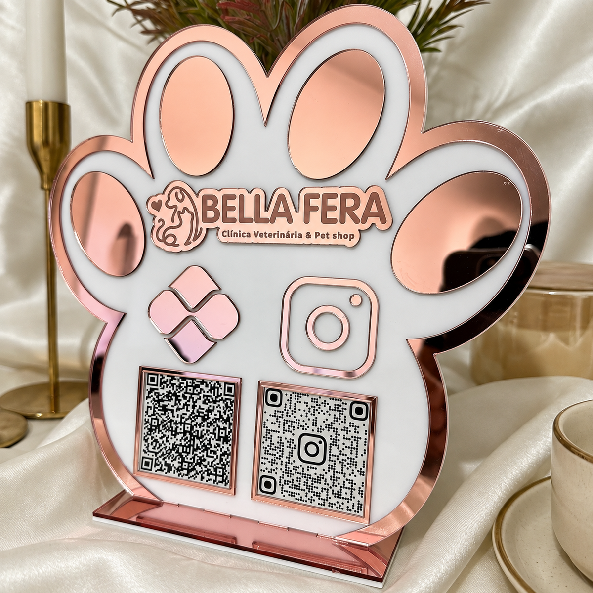 Placa Display 1 QR Code em acrílico veterinária Petshop personalizada com logotipo. Ideal para Pix, Instagram, WhatsApp, Wi-Fi, Google Avaliações e cardápios digitais. Compacta, moderna e produzida sob medida.
