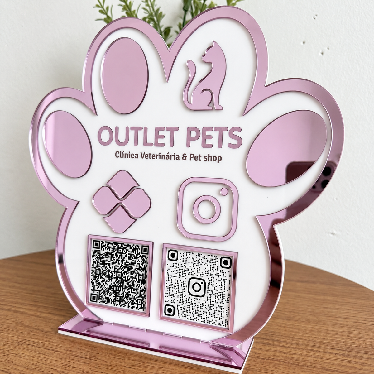 Placa Display 1 QR Code em acrílico veterinária Petshop personalizada com logotipo. Ideal para Pix, Instagram, WhatsApp, Wi-Fi, Google Avaliações e cardápios digitais. Compacta, moderna e produzida sob medida.