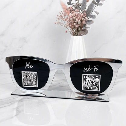 Placa Display 1 QR Code em acrílico óculos personalizada com logotipo. Ideal para Pix, Instagram, WhatsApp, Wi-Fi, Google Avaliações e cardápios digitais.