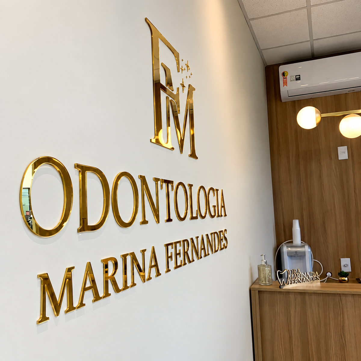 Letreiro de parede retangular em acrílico personalizado. Ideal para empresas, lojas, recepções, escritórios, consultórios, clínicas e também para ambientes residenciais.