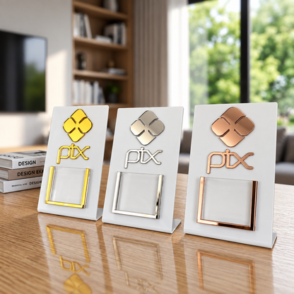 Placa Display MINI QR Code em acrílico personalizada com logotipo. Ideal para Pix, Instagram, WhatsApp, Wi-Fi, Google Avaliações e cardápios digitais. Compacta, moderna e produzida sob medida.