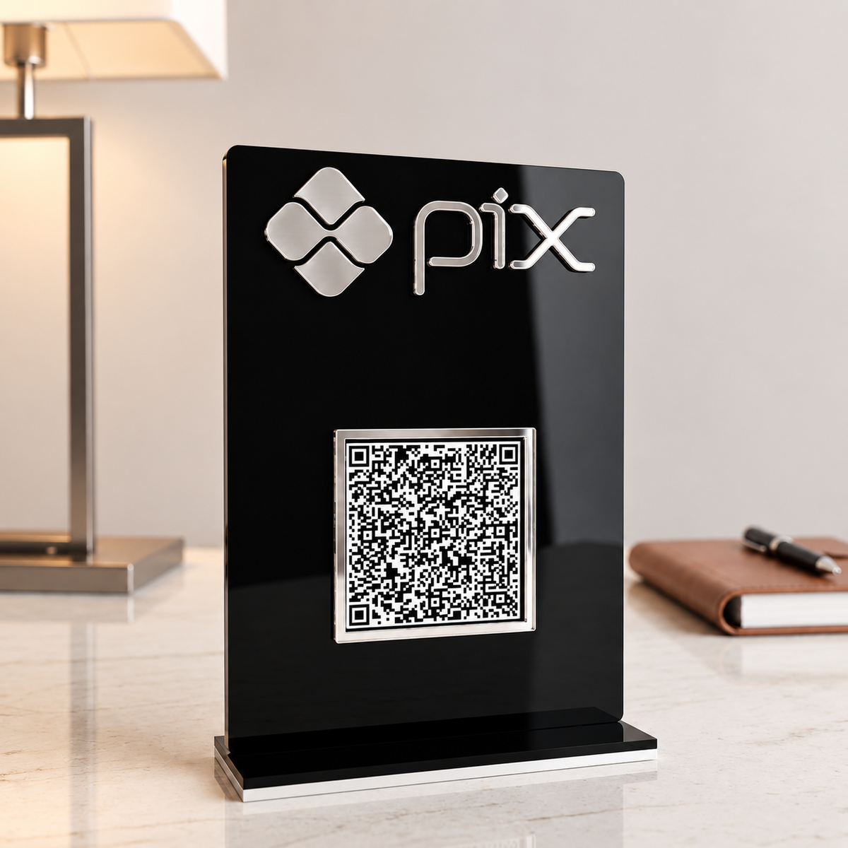 Placa Display MINI QR Code em acrílico personalizada com logotipo. Ideal para Pix, Instagram, WhatsApp, Wi-Fi, Google Avaliações e cardápios digitais. Compacta, moderna e produzida sob medida.
