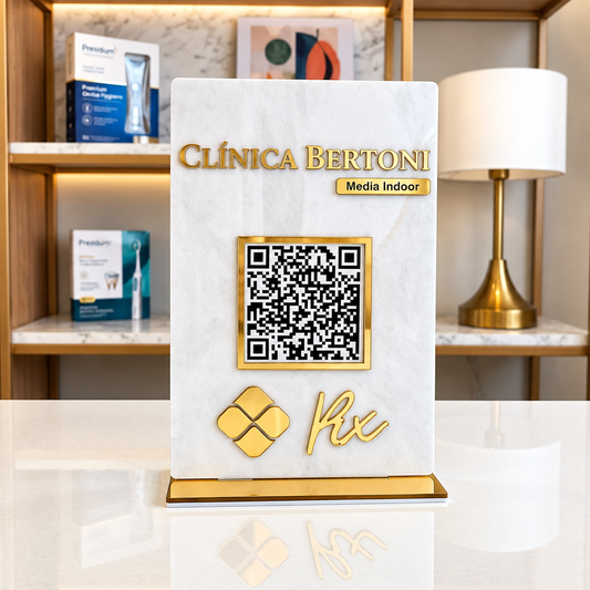 Personalize sua Placa Display Mini QR Code em Acrílico com logotipo. Ideal para Pix, Instagram, WhatsApp, Wi-Fi, cardápios digitais e muito mais. Produção própria e envio para todo o Brasil.
